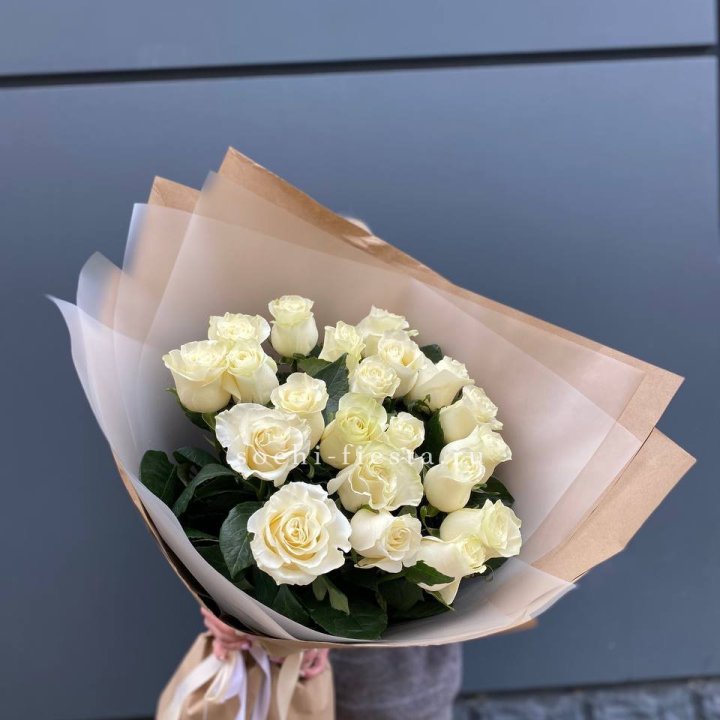  Букет  высоких белых роз   с доставкой в Каменске-Уральском