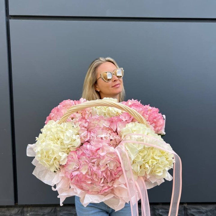 7 гортензий в корзине с доставкой в Каменске-Уральском