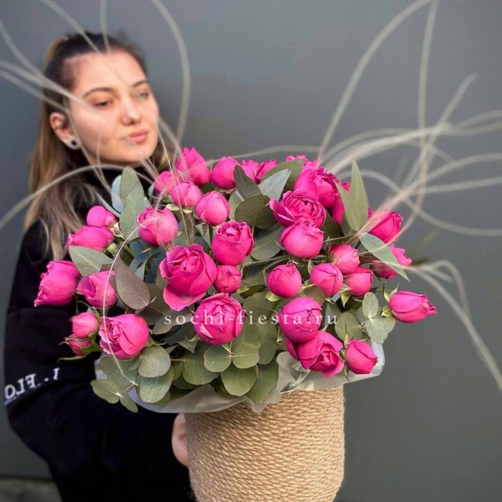 Пионовидные розы Мисти Бабблс в джутовом кашпо в Каменске-Уральском