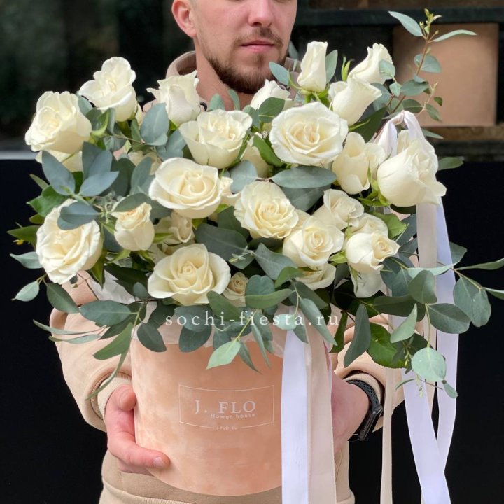 41 белая роз в бархатном боксе в Каменске-Уральском