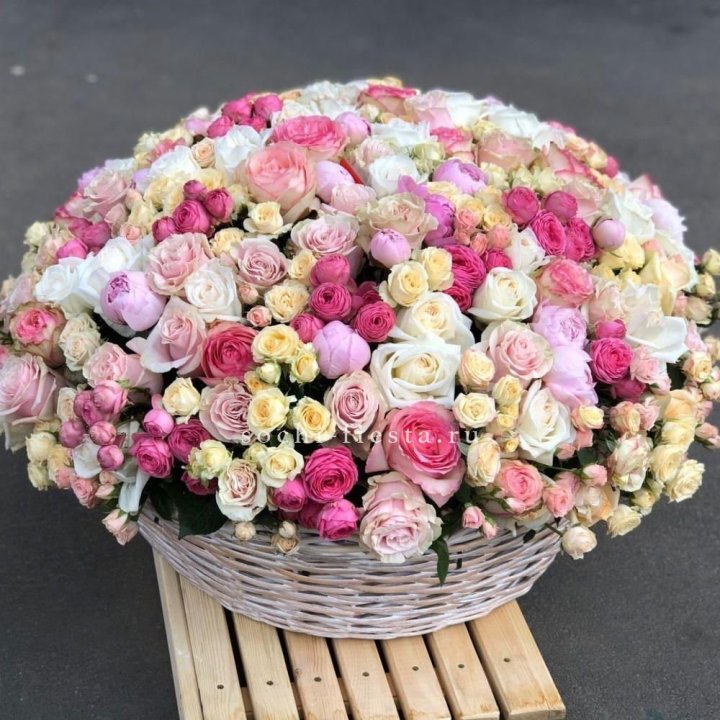 Цветочная корзина из пионов и пионовидных роз "Юниверсити" в Каменске-Уральском