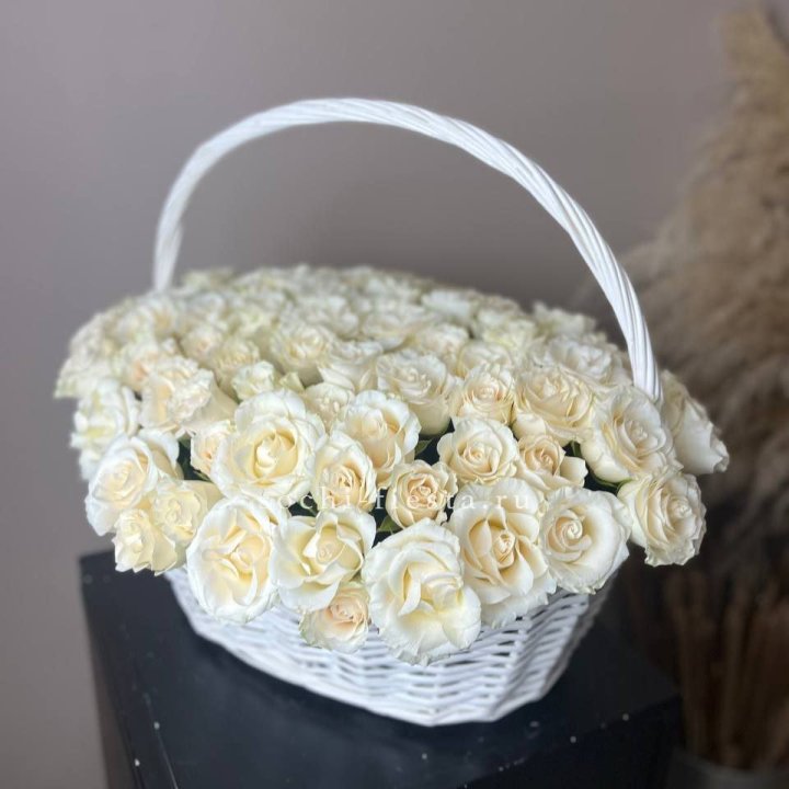 101 белая роза в корзине в Каменске-Уральском
