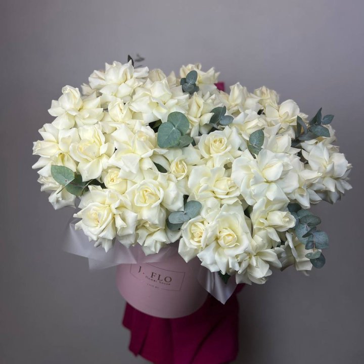 37 белых роз в боксе в Каменске-Уральском