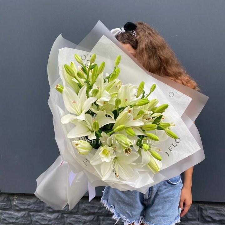 Букет  лилий "Воздушный"  с доставкой в Каменске-Уральском