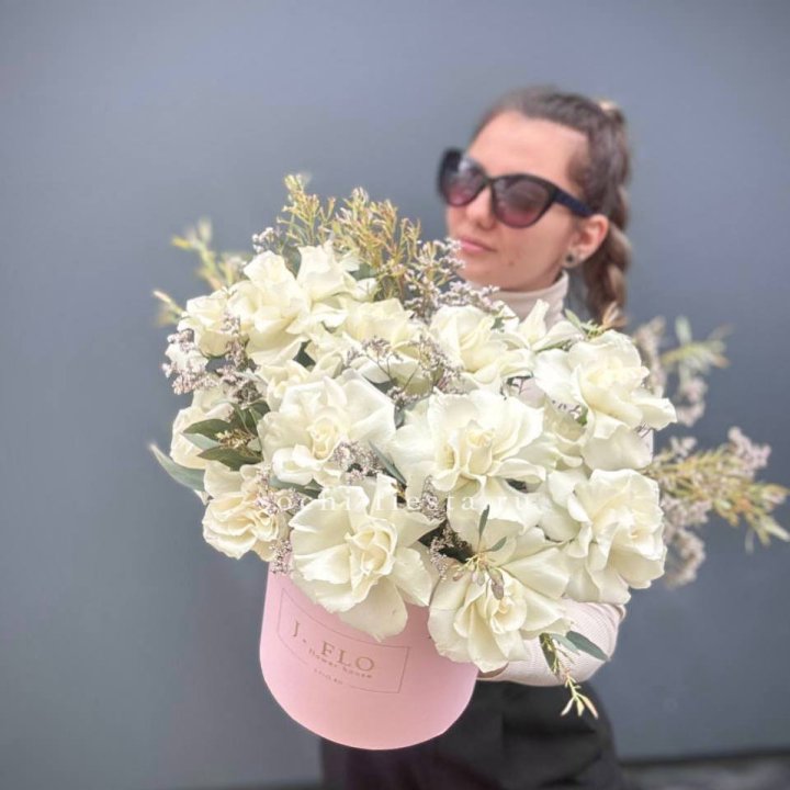 17 Французских белых роз в коробке Афина в Каменске-Уральском