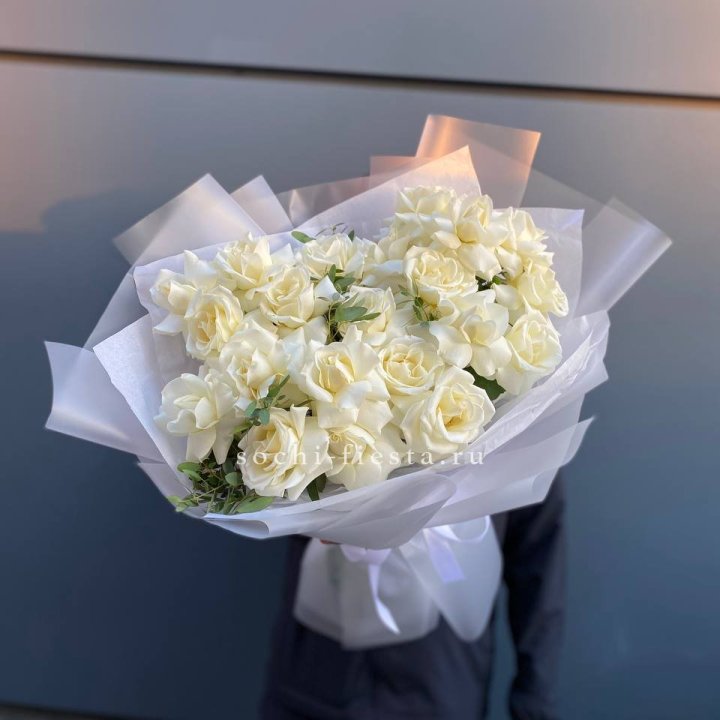 Пышный букет из белых роз в Каменске-Уральском