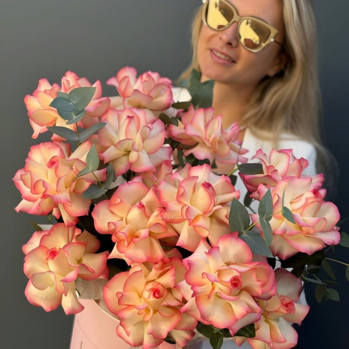 15 французских  роз Джумилия в боксе с доставкой в Каменске-Уральском