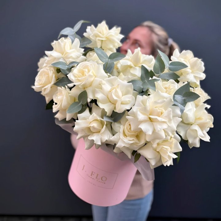 25 Французских белых роз в боксе в Каменске-Уральском