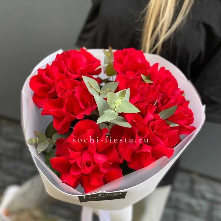 9 Красных французских роз с доставкой в Каменске-Уральском