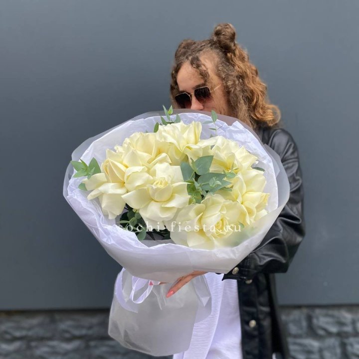 7 Белых французских роз  в Каменске-Уральском