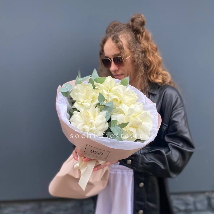 5 Белых французских роз в Каменске-Уральском