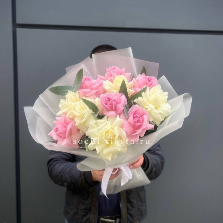 11 бело-розовых роз с доставкой в Каменске-Уральском