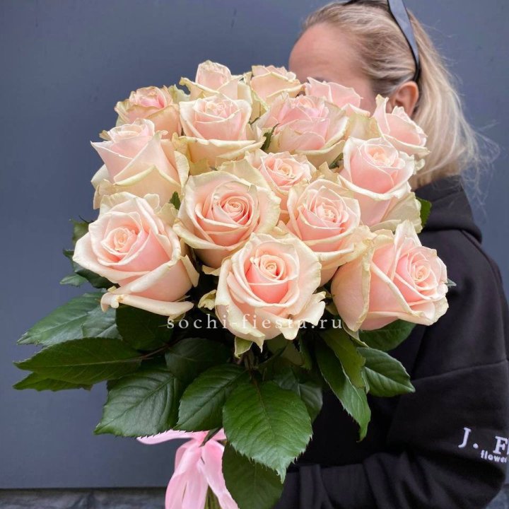 15  кремовых высоких роз с доставкой в Каменске-Уральском