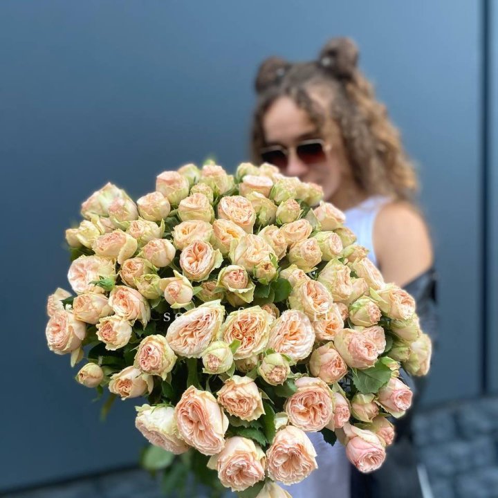 25 пионовидных роз в Каменске-Уральском