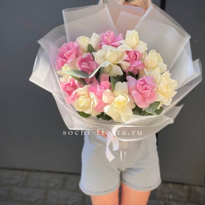 15 бело-розовых роз в Каменске-Уральском