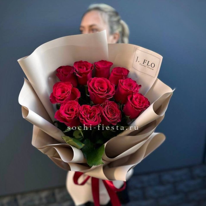 Букет красных роз "Наоми" с доставкой в Каменске-Уральском