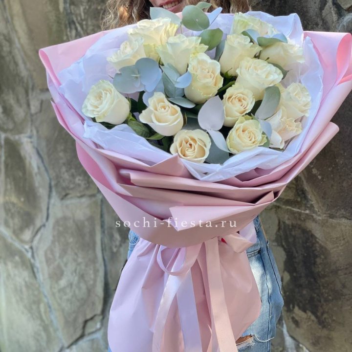 Белые розы в авторском оформлении с доставкой в Каменске-Уральском