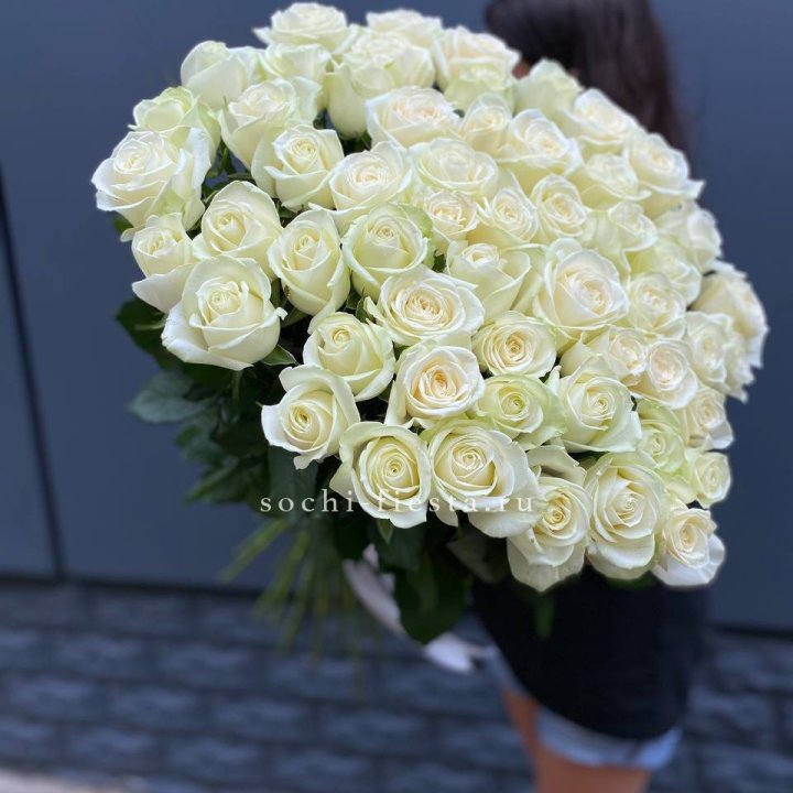 51 белоснежная высокая роза с доставкой в Каменске-Уральском