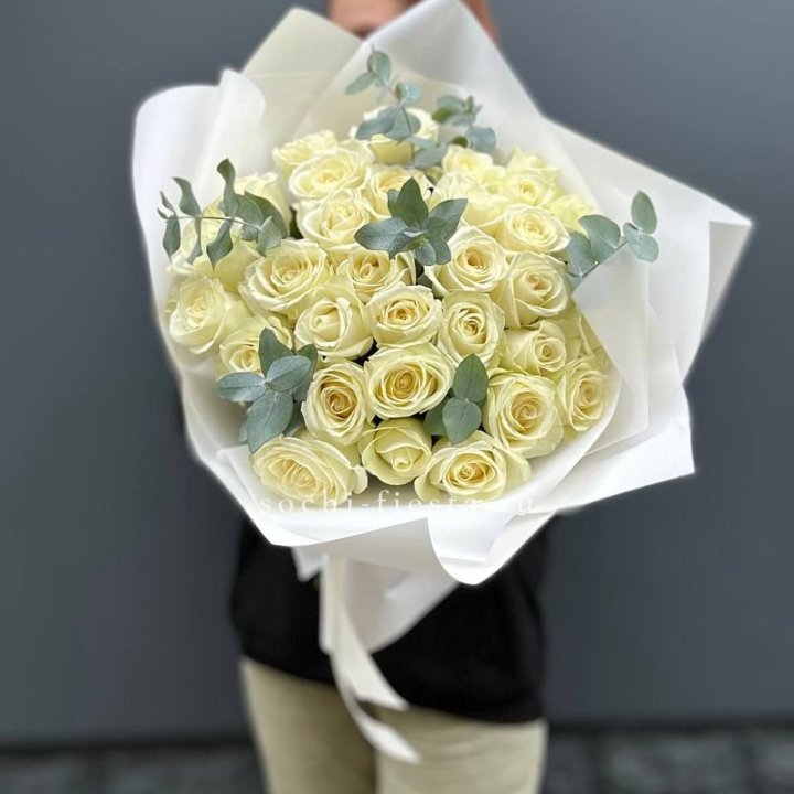 31 белая роза с эвкалиптом в Каменске-Уральском