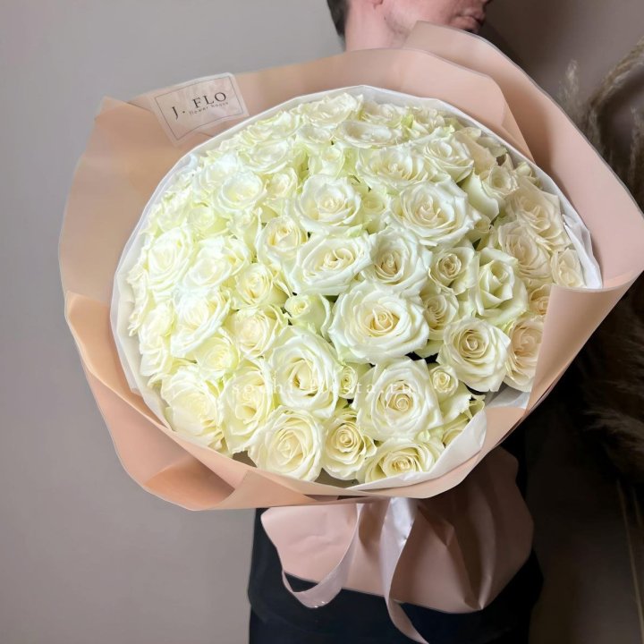 51 белая  роза в оформлении в Каменске-Уральском