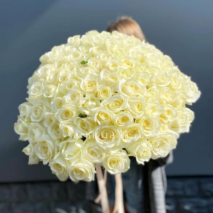 Букет  из 101 белой розы  в Каменске-Уральском