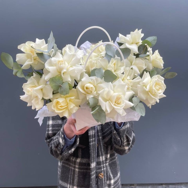 15 белых роз в сумочке в Каменске-Уральском